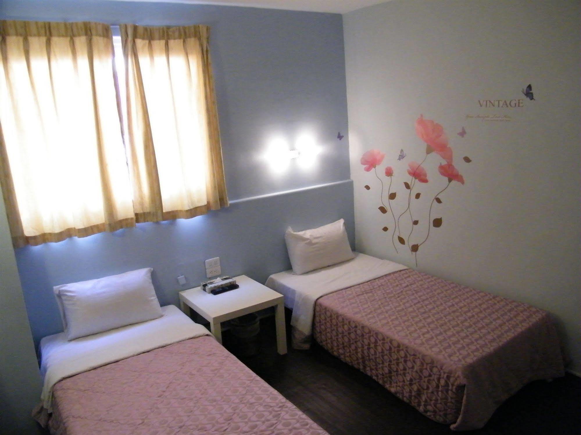 Ting B&B Hotel Kaohsiung Bagian luar foto