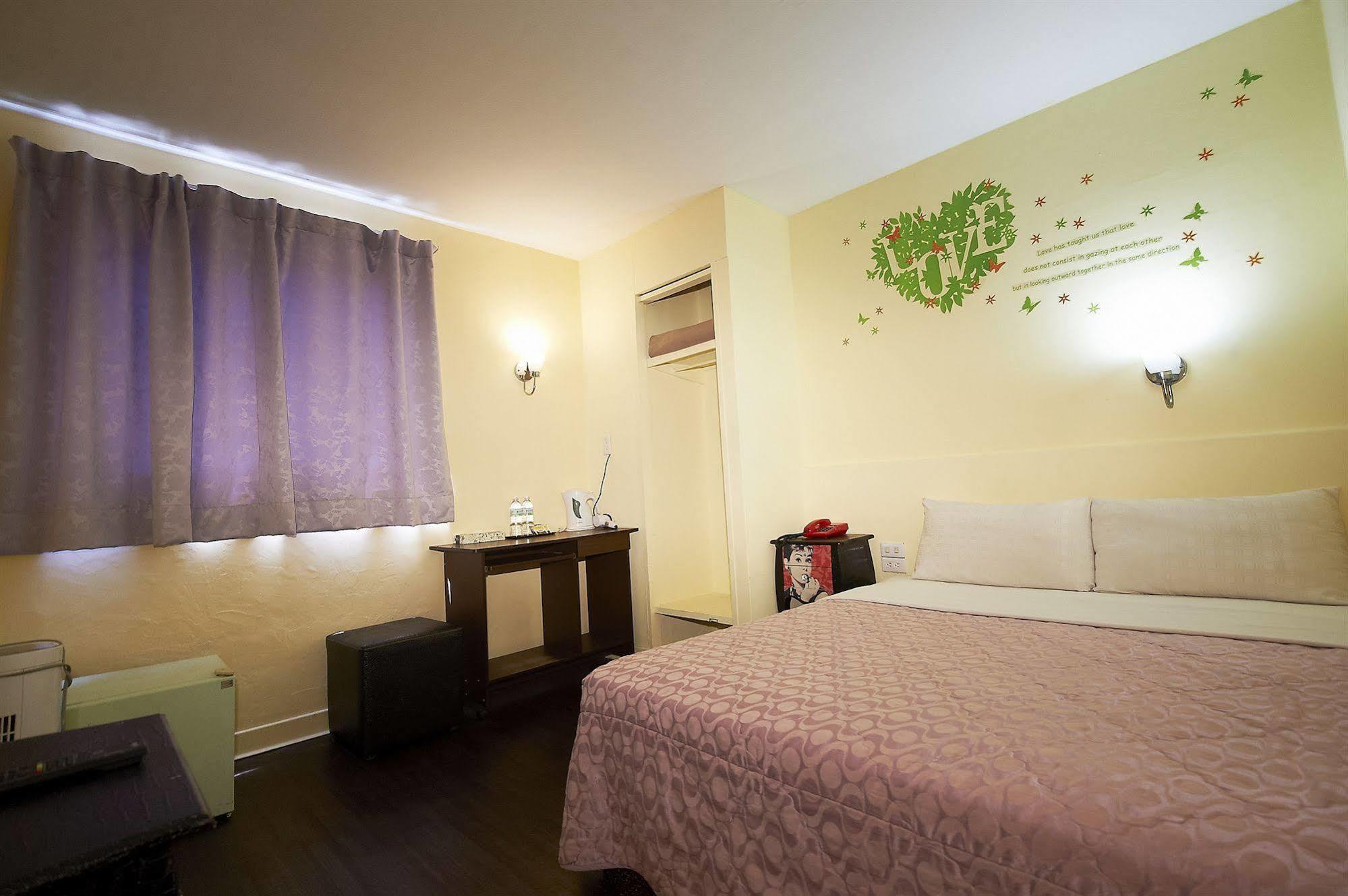Ting B&B Hotel Kaohsiung Bagian luar foto